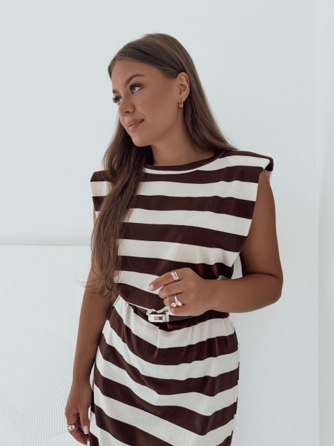 Sukienka maxi w paski z rozcięciem i poduszkami na ramionach Lou I Brązowo-Biała Sukienka maxi w paski z rozcięciem i poduszkami na ramionach Lou I Brązowo-Biała